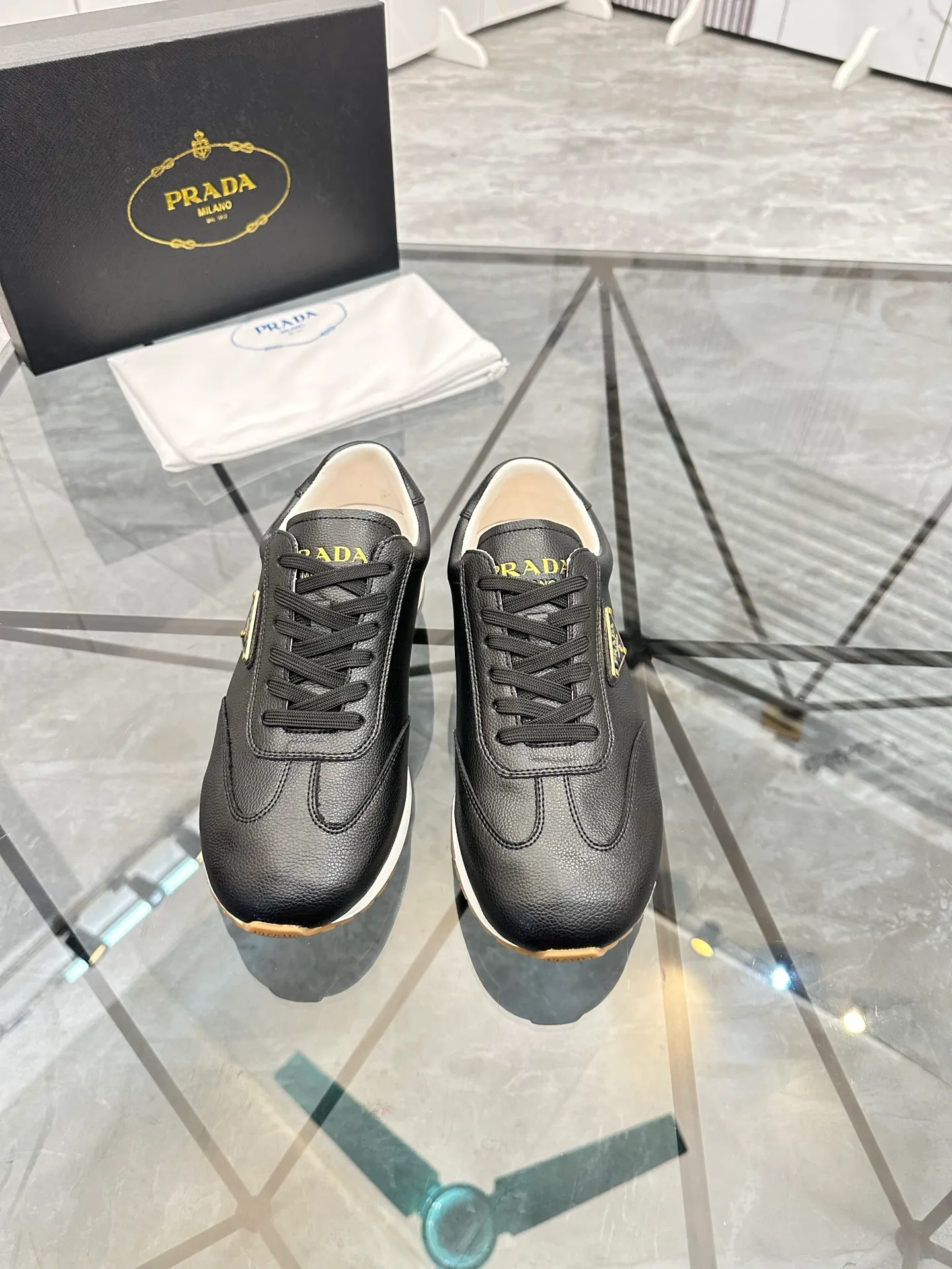 Men's shoes: 💰P420¥ Product trademark: Prada *"Prada*" low-top casual shoes Regular size: 38-44 (can be customized to 45) Product materials: imported cowhide upper, sheepskin lining, original outsole. Number: 020